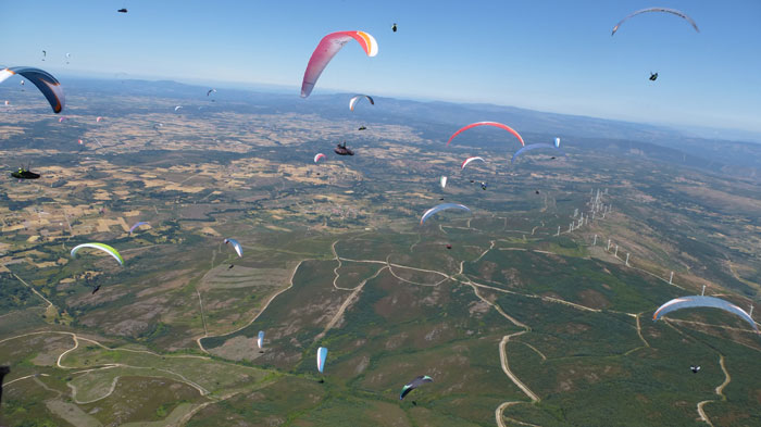 Kreisen über Sierra de Larouco